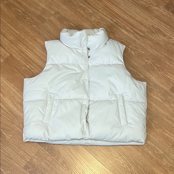 Old Navy White Puffer Vest super soft. Large. Only worn one time. - Picture 1 of 4